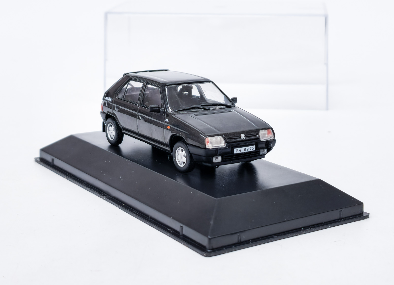 Škoda Favorit Black Line – DeAgostini 1:43