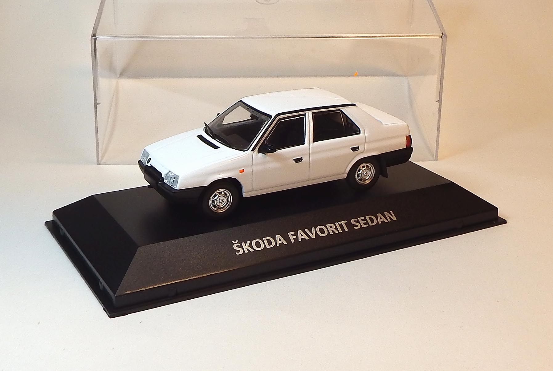 Škoda Favorit sedan – DeAgostini 1:43