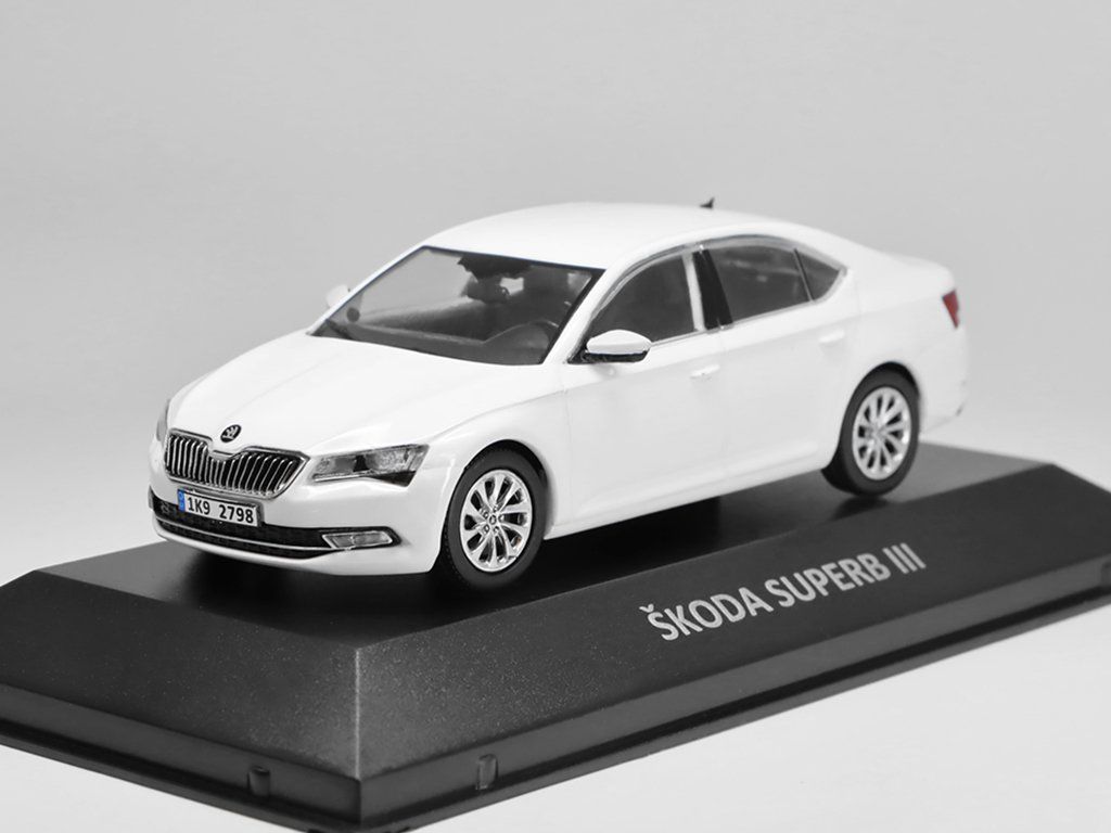Škoda Superb III bílá – DeAgostini 1:43